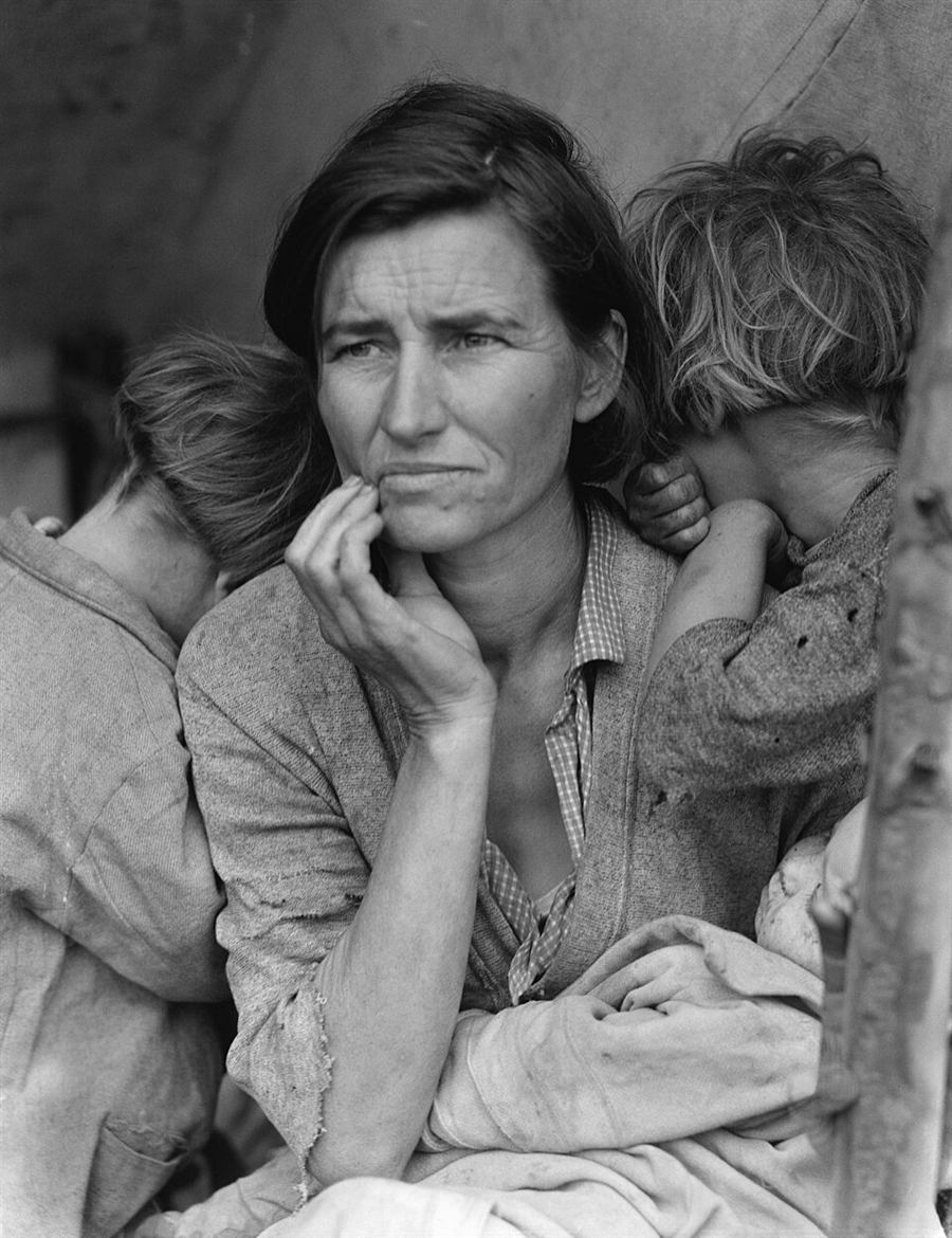 Fotografía documental en blanco y negro de una madre con sus hijos, Dorothea Lange, 1936